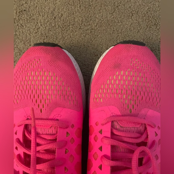 Neon Pink Nike Women Running Shoes - Size 9 - Picture 4 of 7